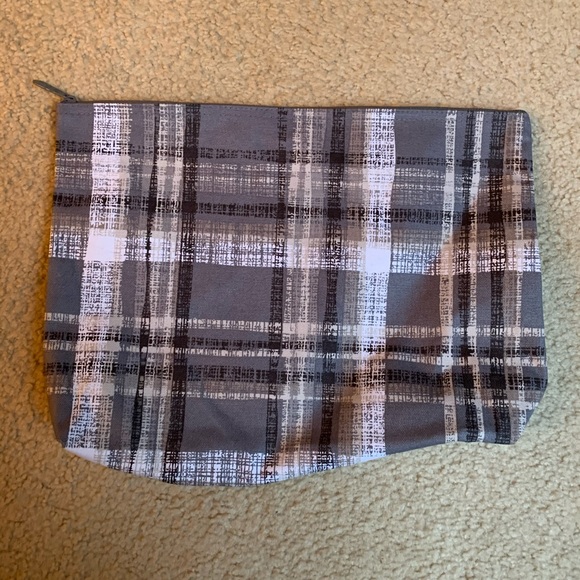 Thirty-One Zipper Pouch - Picture 1 of 1